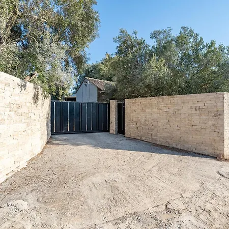 Melissa 1 * Halikounas